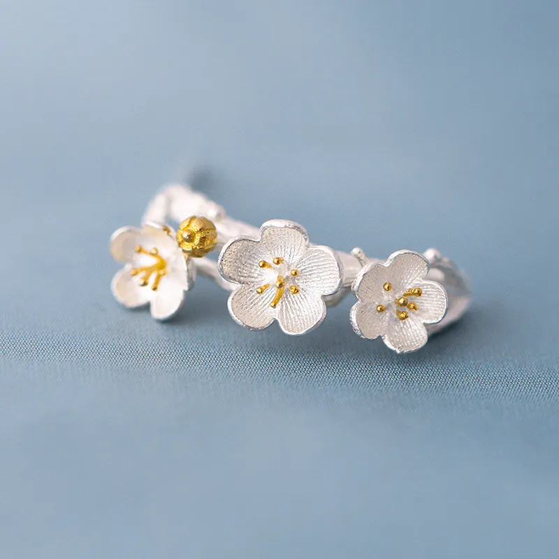 Orecchini d'argento con fiori di ciliegio
