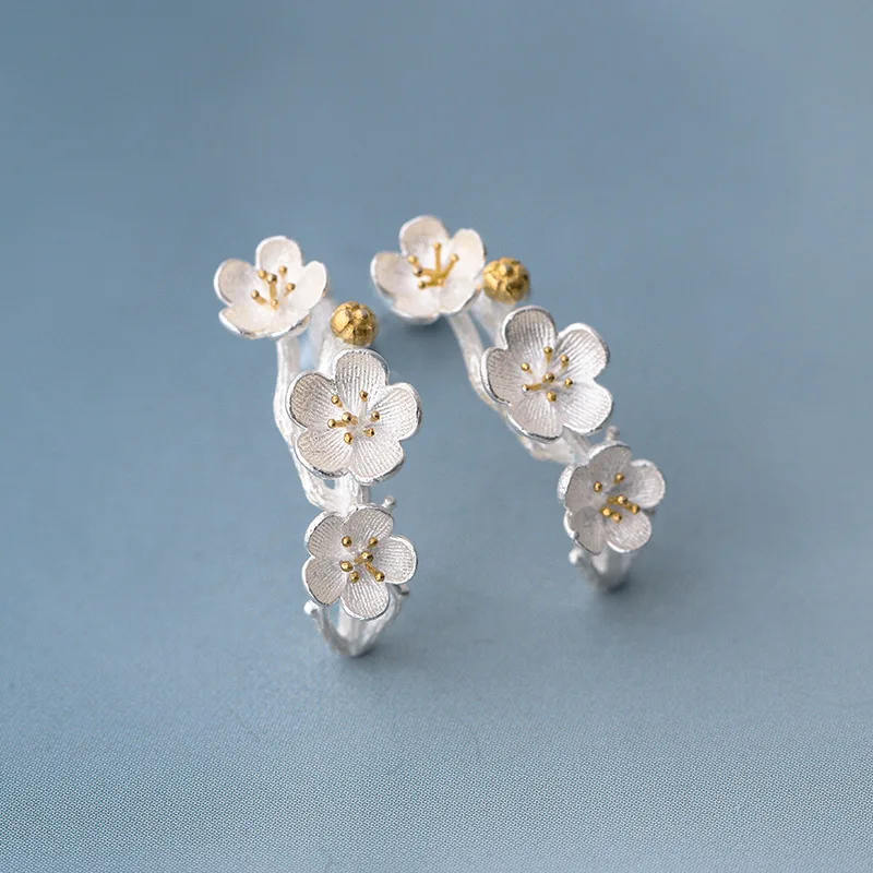 Orecchini d'argento con fiori di ciliegio