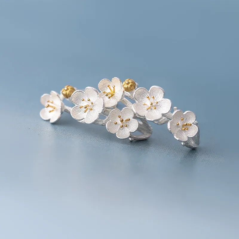 Orecchini d'argento con fiori di ciliegio