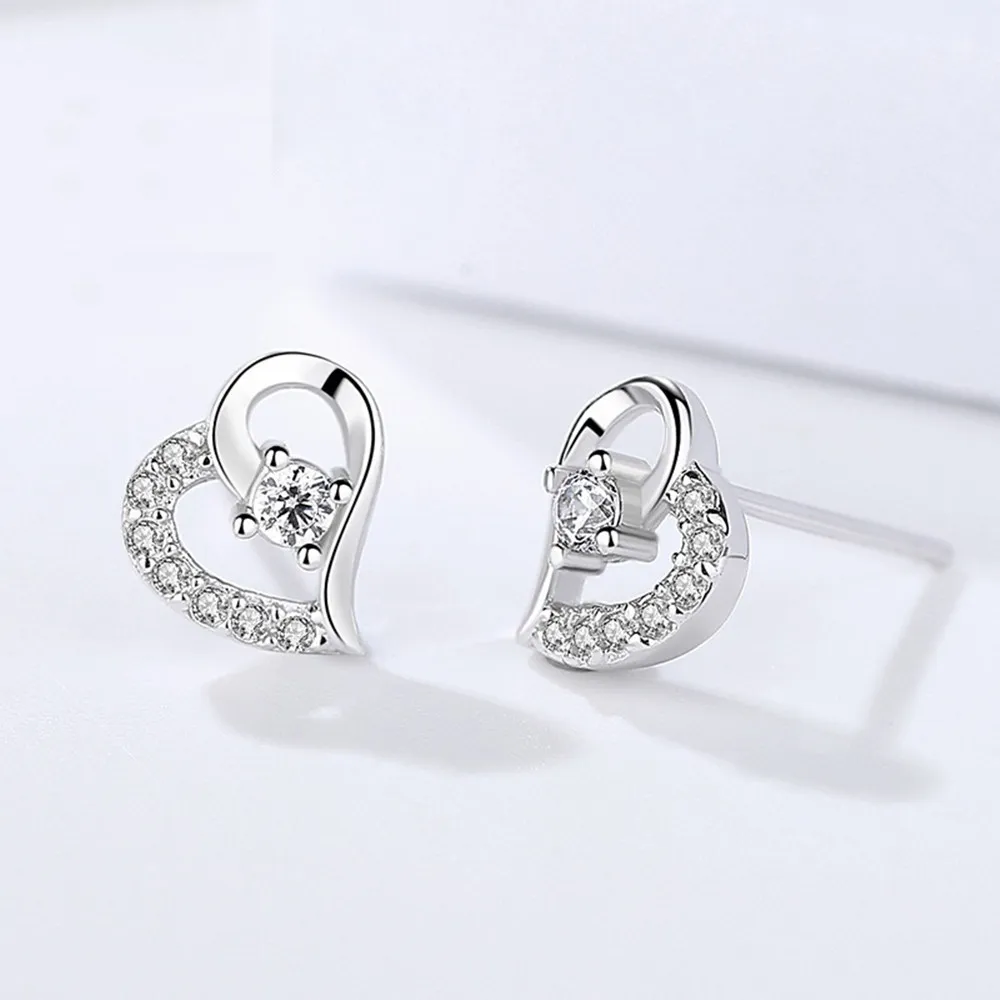 Eleganti orecchini d'argento con solitario a forma di cuore